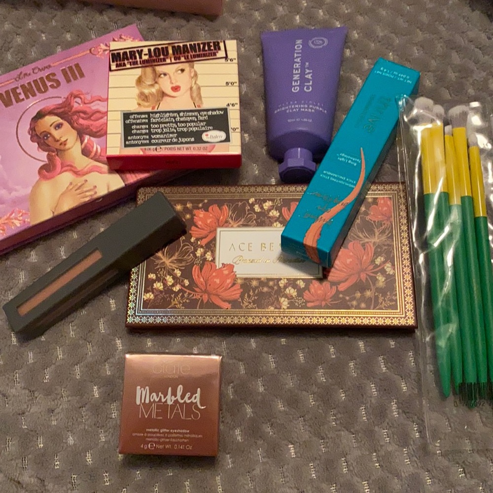 MYSTERY BEAUTY BOX! 5-7 full size items $150 value
